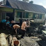 Pramuka Ponpes MTI Canduang Bantu Bersihkan Rumah Warga Terdampak Galodo Bukik Batabuah
